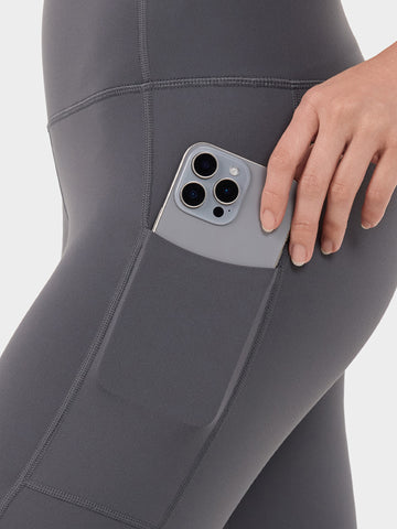 Tavi Pocket leggings holding iphone