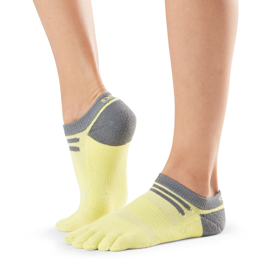 Medium Weight No Show Toe Socks *